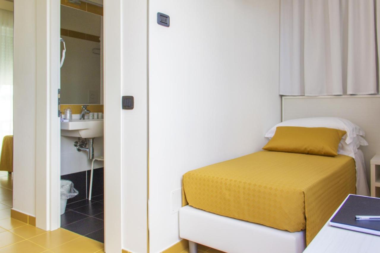 Hotel Villa Chiara Терачина Екстериор снимка
