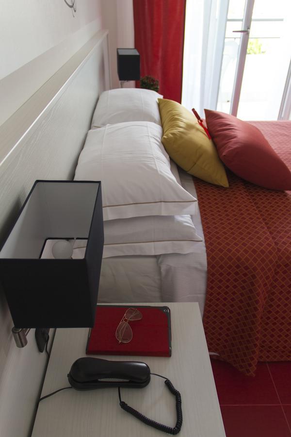 Hotel Villa Chiara Терачина Екстериор снимка