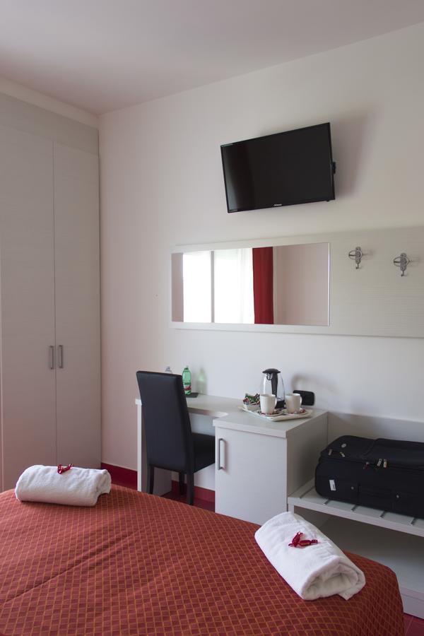 Hotel Villa Chiara Терачина Екстериор снимка