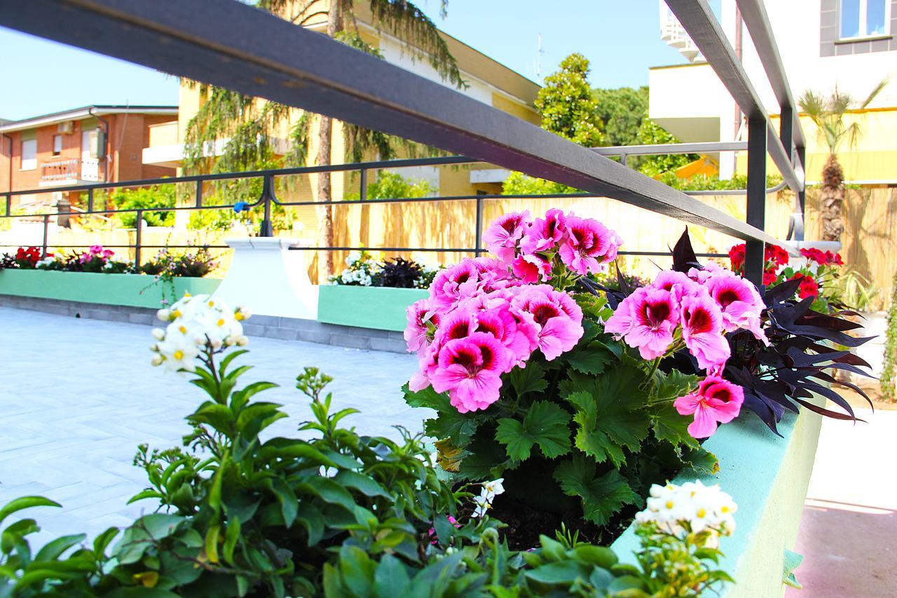 Hotel Villa Chiara Терачина Екстериор снимка